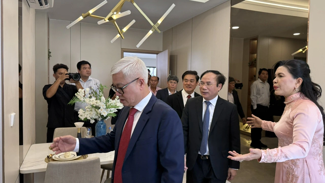 Lãnh đạo Bộ Xây dựng và Tỉnh ủy Bình Dương tham quan mẫu căn hộ nhà ở xã hội cao tầng  ẢNH: ĐỖ TRƯỜNG