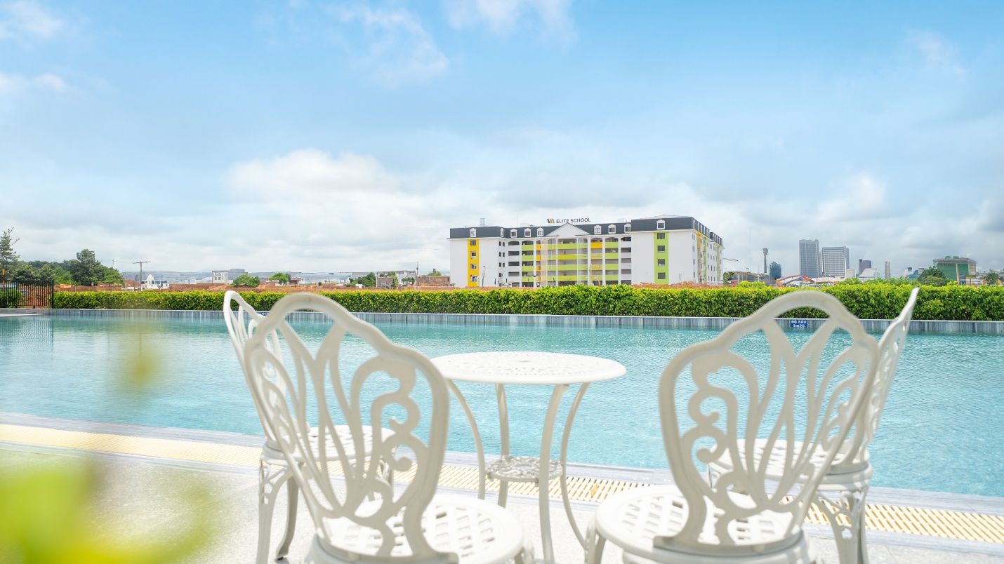 Tiện ích hồ bơi tại công viên Vườn Nhiệt Đới và trường liên cấp chuẩn quốc tế Elite School đã hoàn thiện, sẵn sàng phục vụ cư dân ngay khi bàn giao sản phẩm thấp tầng vào cuối năm 2025