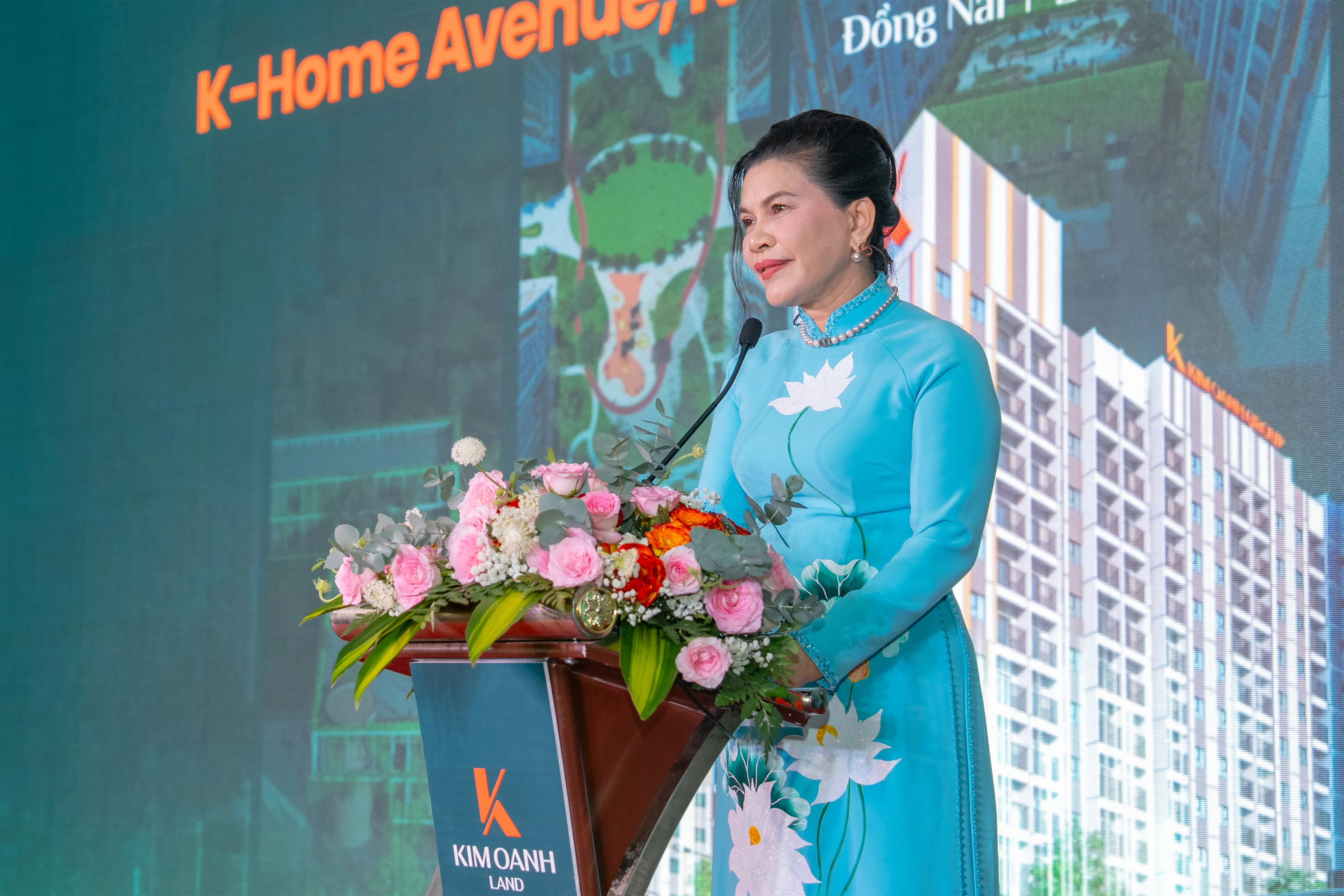 Bà Đặng Thị Kim Oanh, Chủ tịch HĐQT, Tổng giám đốc Kim Oanh Group phát biểu tại Lễ động thổ 3 dự án K-Home Avenue, K-Home Midtown, K-Home Skyview.