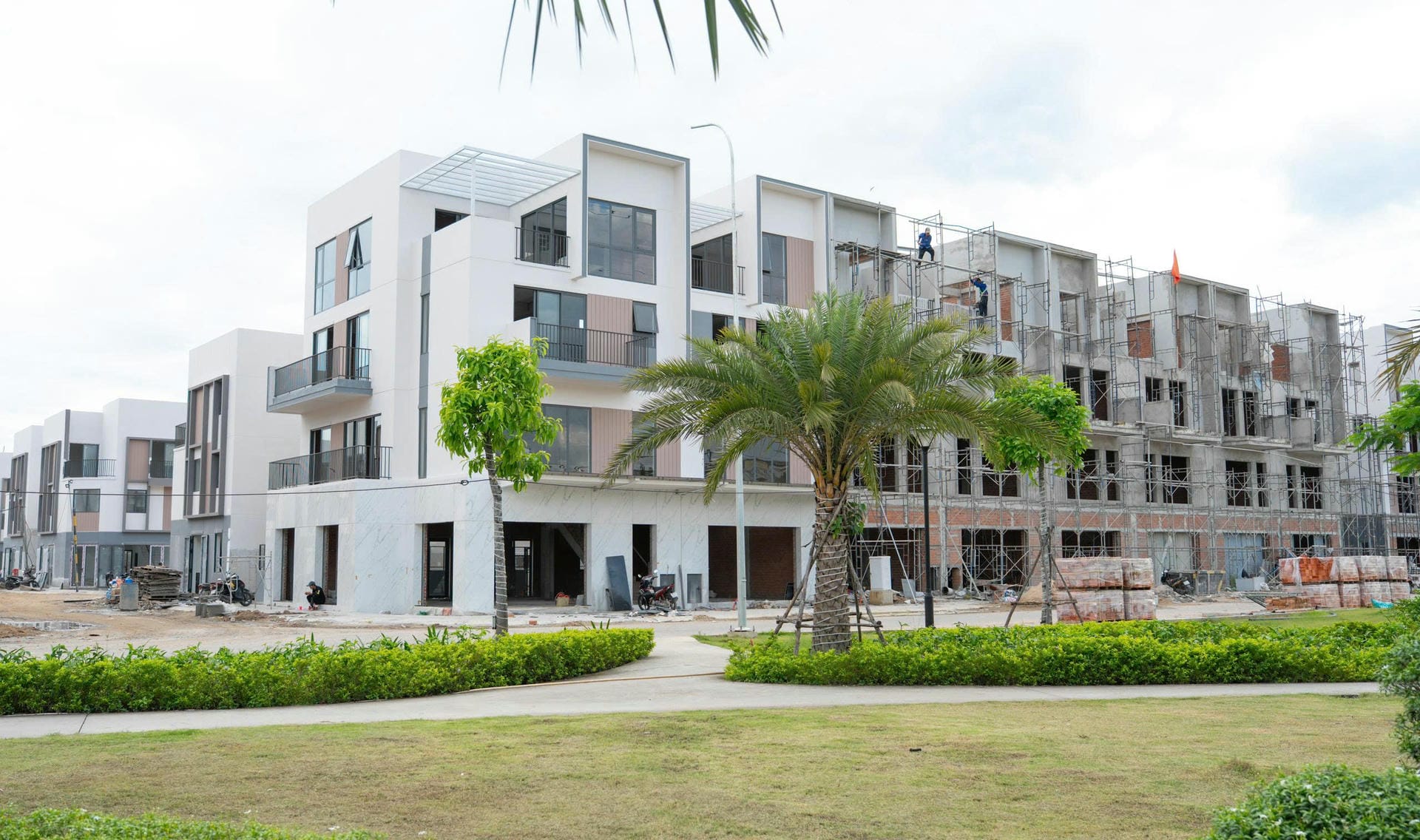 Dãy K-Shophouse mặt tiền đường Lê Lai đang được gấp rút hoàn thiện mặt ngoài, sẵn sàng trở thành tâm điểm mua sắm, ẩm thực sôi động ngay khi khu dân cư chính thức hoạt động.