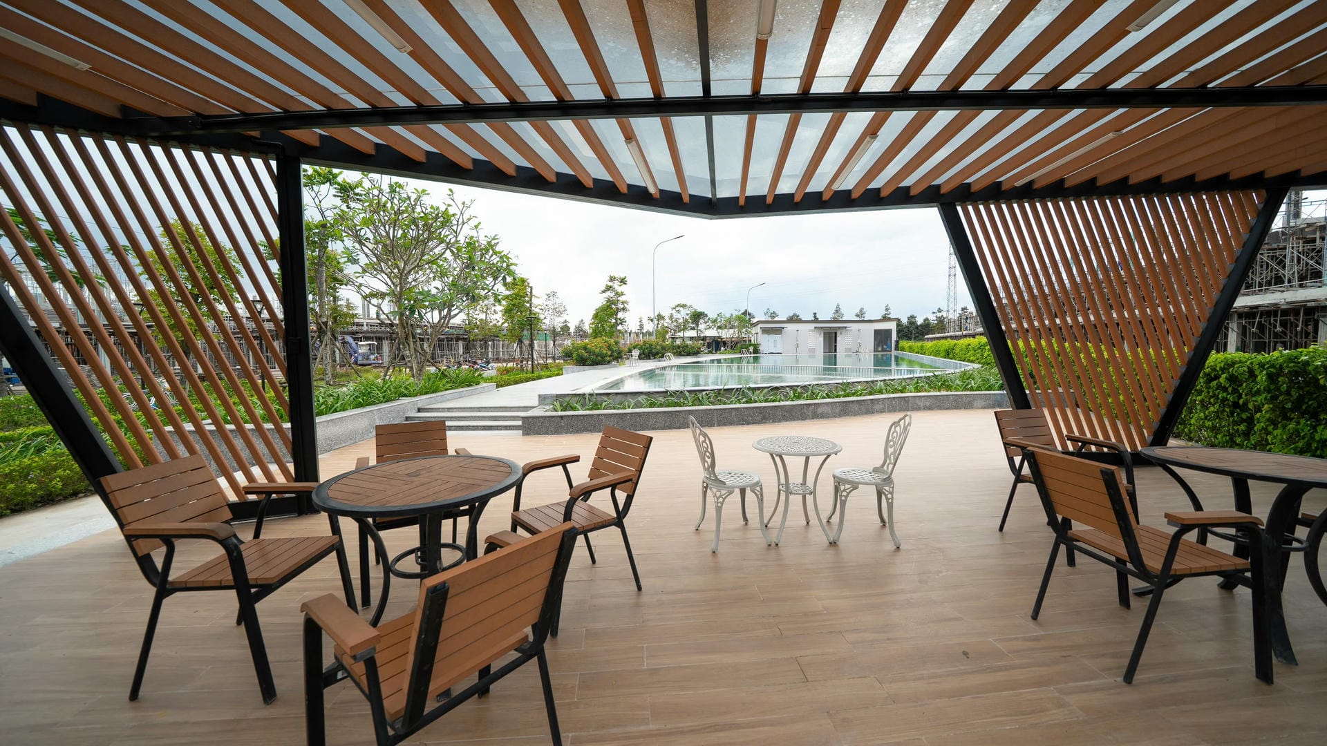 Ngay trung tâm đô thị, công viên Vườn Nhiệt Đới đã hình thành với hồ bơi, chòi nghỉ, đường dạo bộ và tiểu cảnh xanh mát tượng trưng cho lối sống cân bằng giữa thiên nhiên và đô thị.